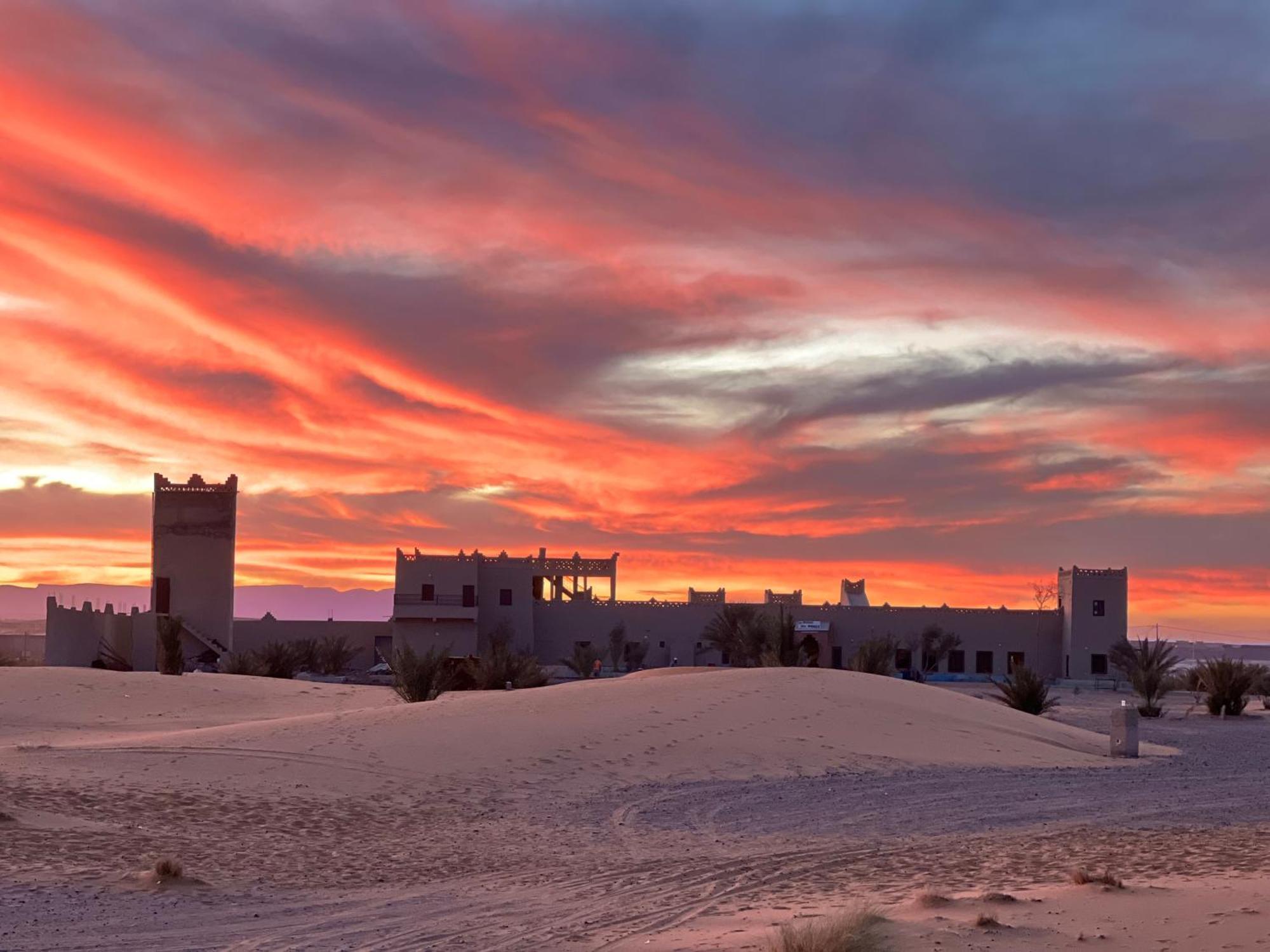 Hotel Camping Les Roses Des Dunes & Piscine Merzouga Esterno foto