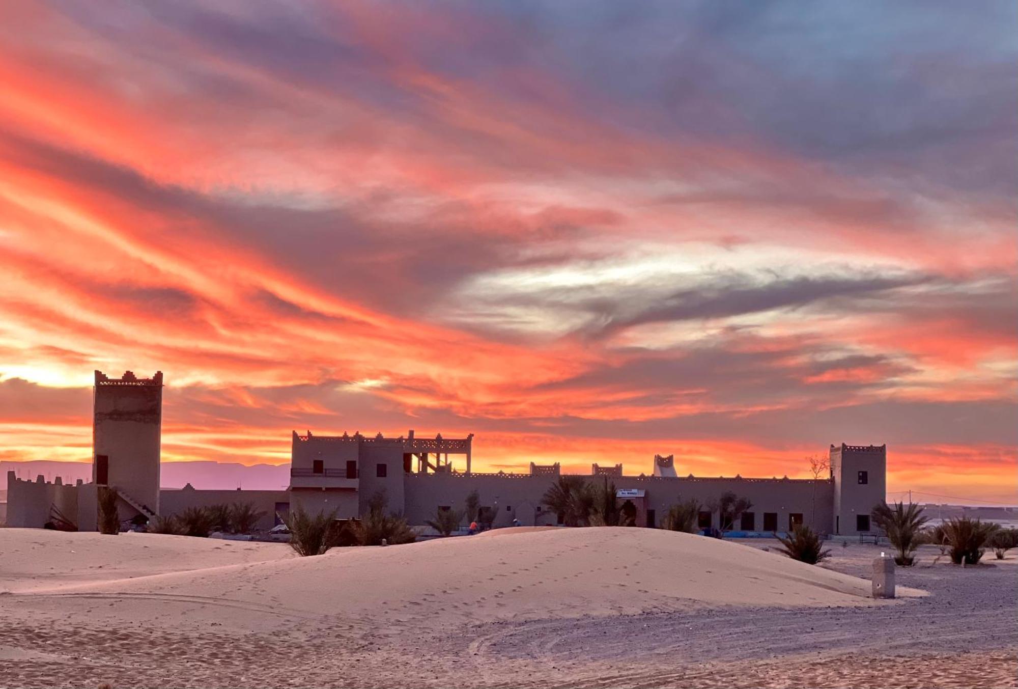 Hotel Camping Les Roses Des Dunes & Piscine Merzouga Esterno foto
