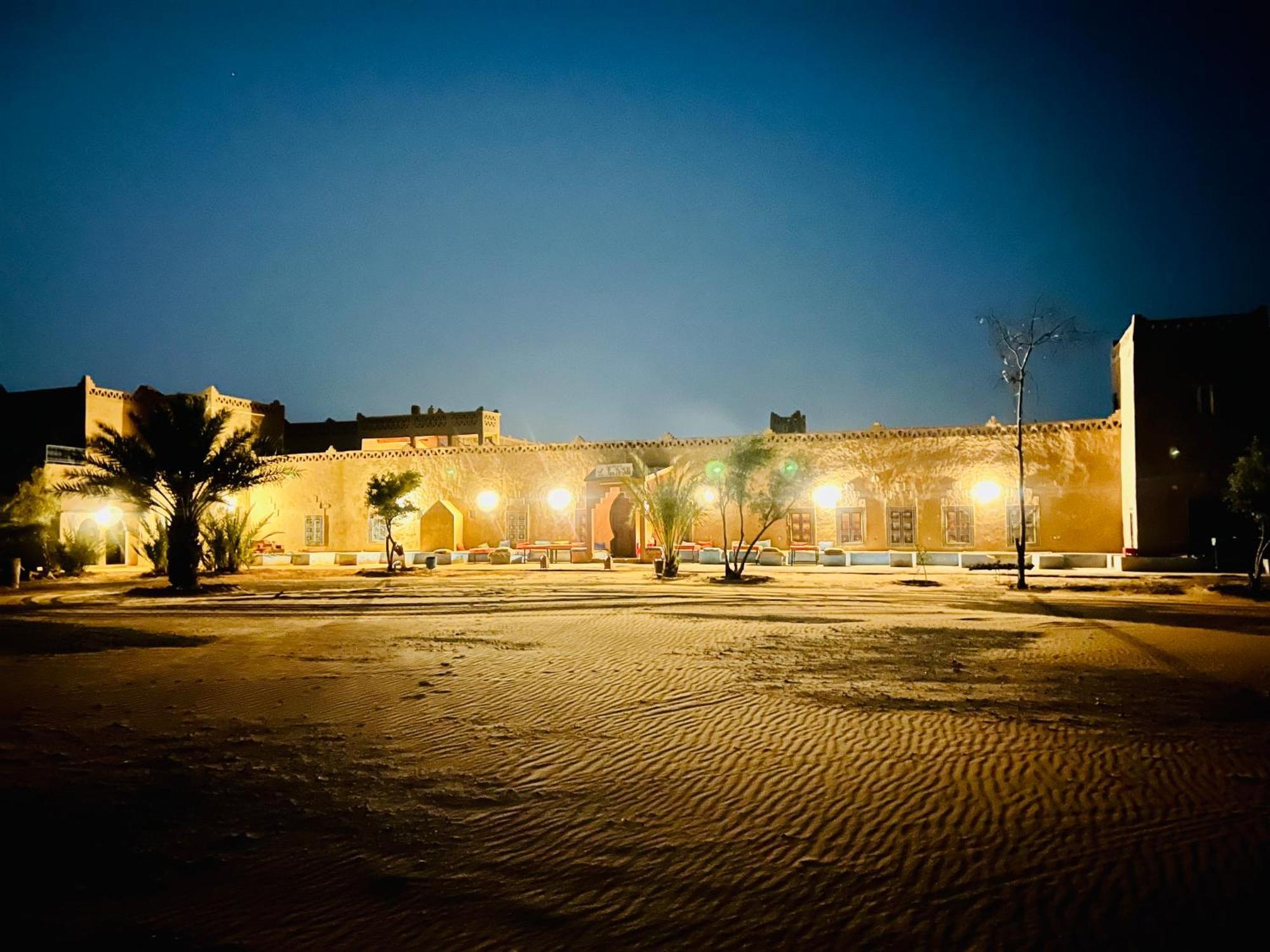 Hotel Camping Les Roses Des Dunes & Piscine Merzouga Esterno foto