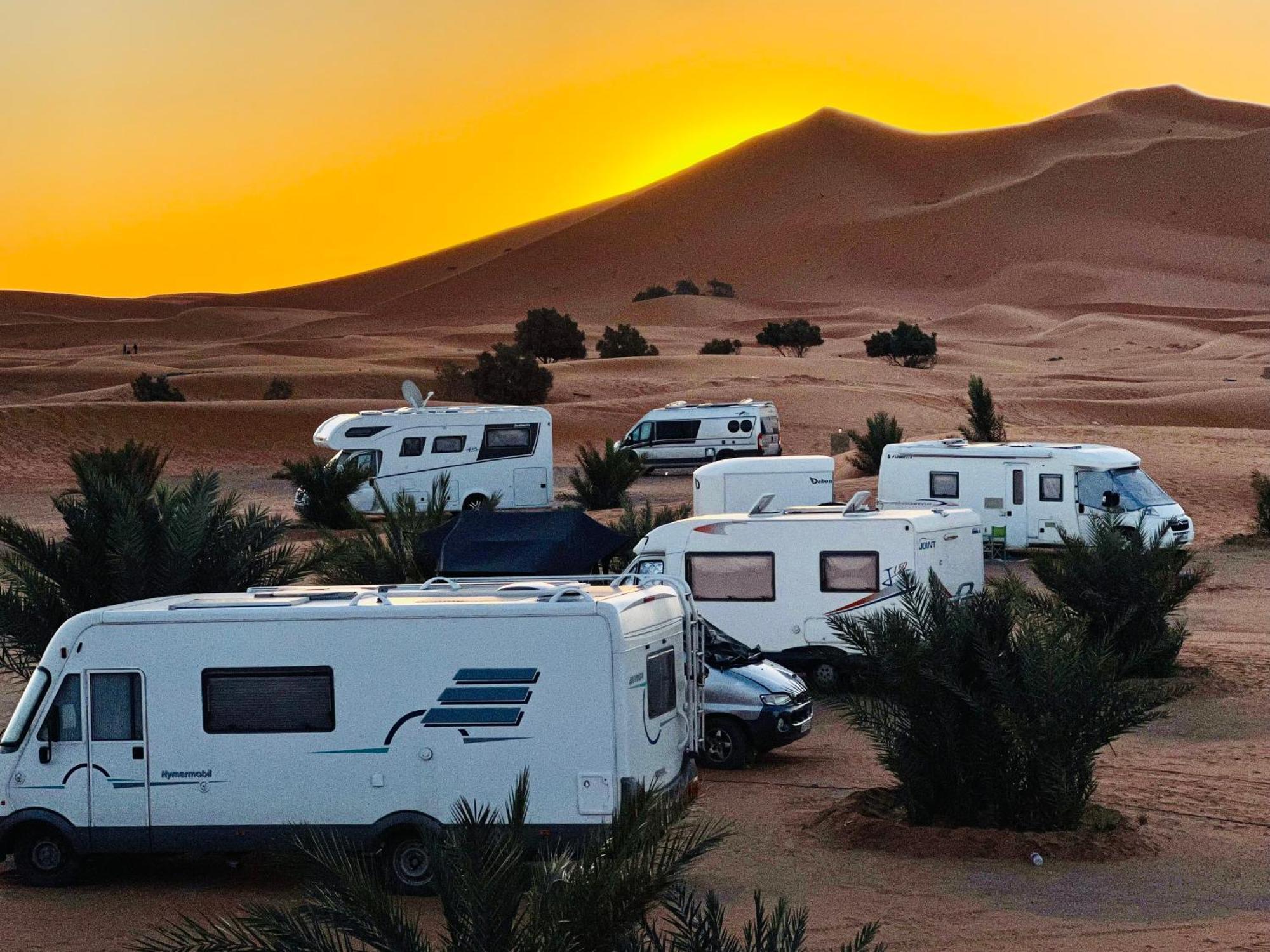 Hotel Camping Les Roses Des Dunes & Piscine Merzouga Esterno foto