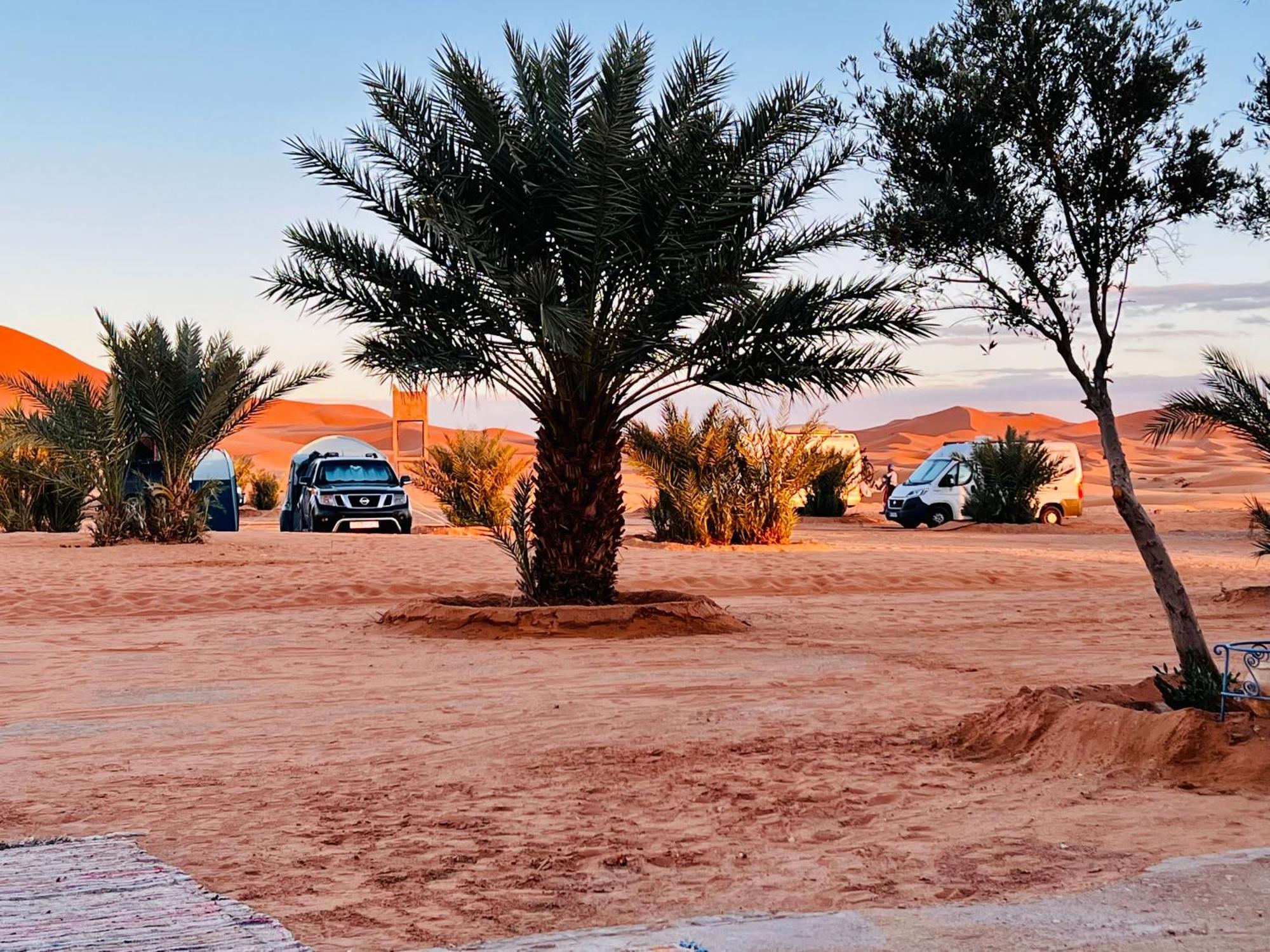 Hotel Camping Les Roses Des Dunes & Piscine Merzouga Esterno foto