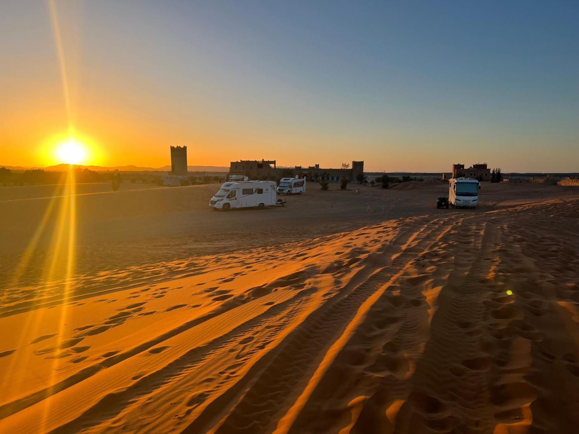 Hotel Camping Les Roses Des Dunes & Piscine Merzouga Esterno foto
