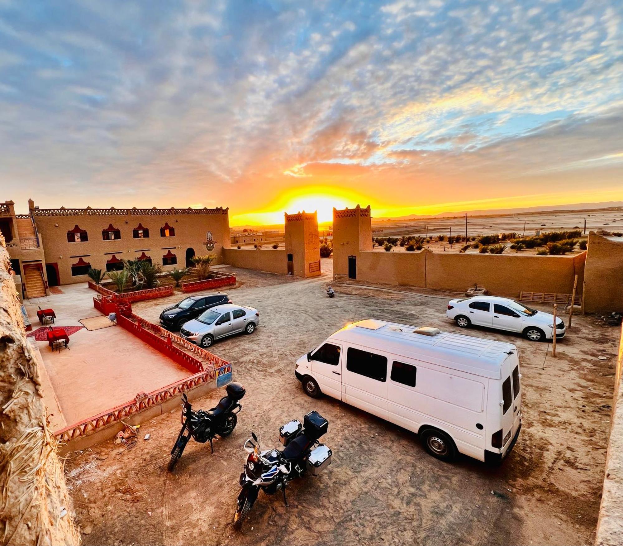 Hotel Camping Les Roses Des Dunes & Piscine Merzouga Esterno foto