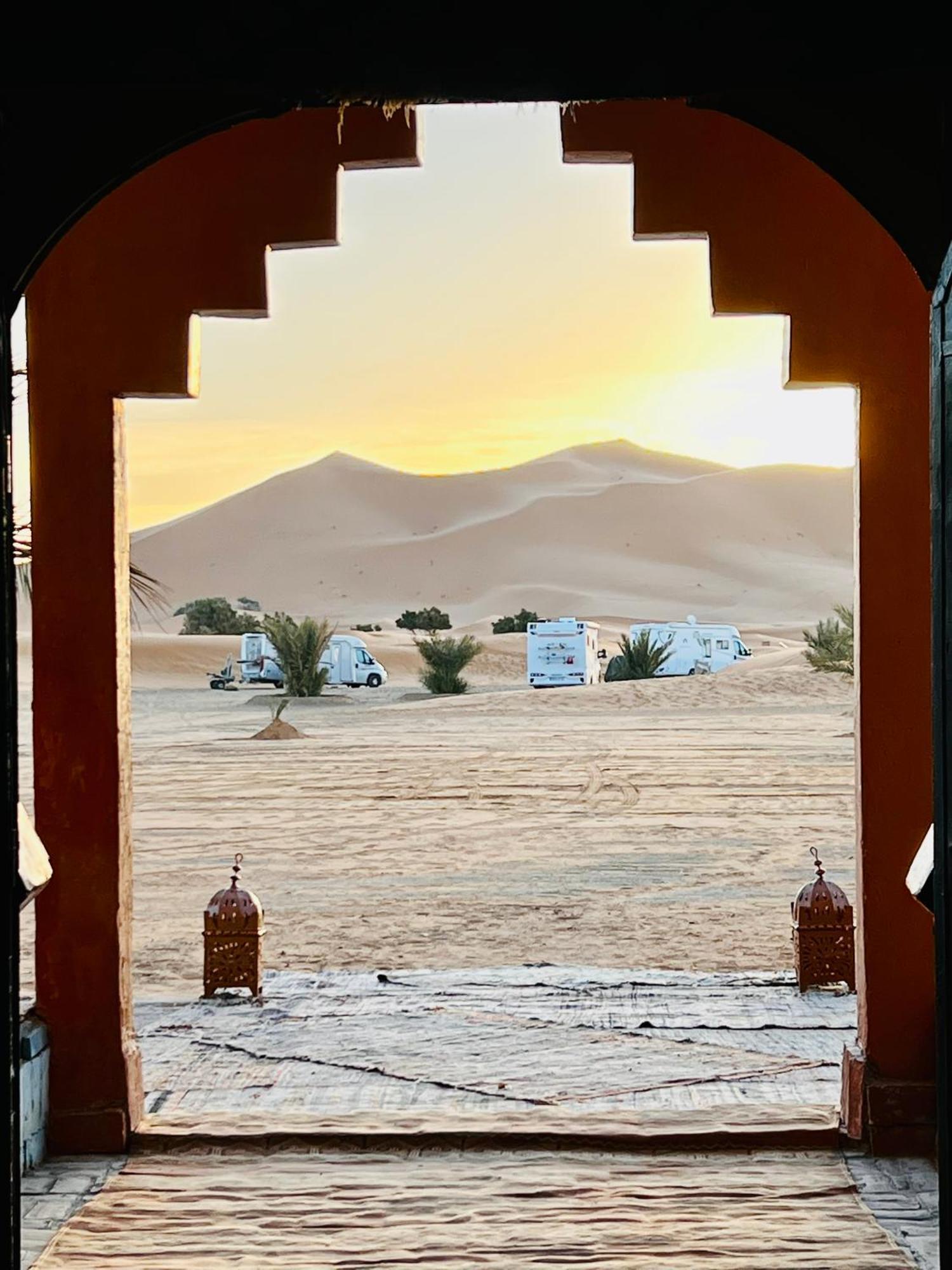Hotel Camping Les Roses Des Dunes & Piscine Merzouga Esterno foto