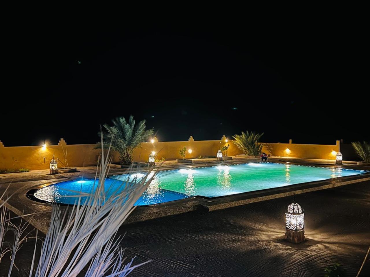 Hotel Camping Les Roses Des Dunes & Piscine Merzouga Esterno foto